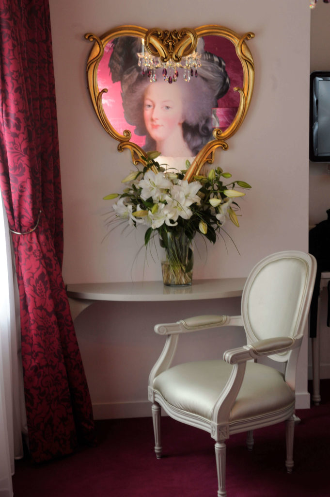 hotel-konfidentiel-chambre-rose-coiffeuse