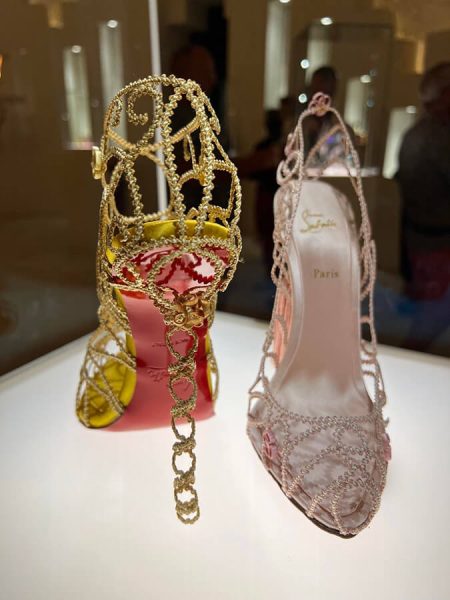 Chaussures femmes Louboutin talons différents