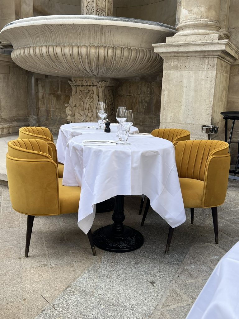 Terrasse Le restaurant Fontaine Gaillon Paris.