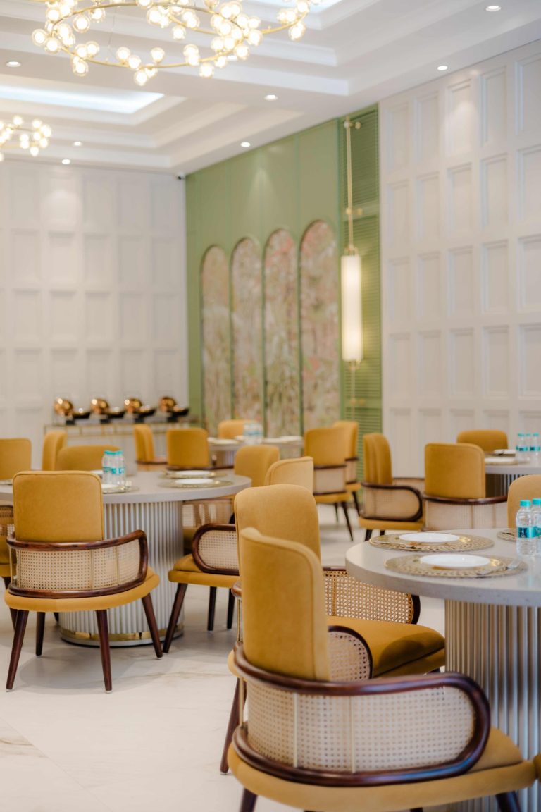 Une partie de la salle du restaurant le Baudelaire à Paris