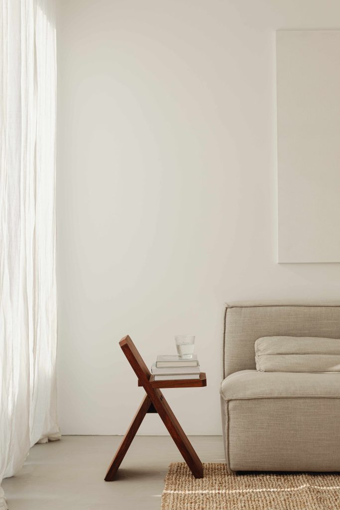 Mobilier en matière naturelle comme le bois, avec des lumières chaudes dans un espace intérieur