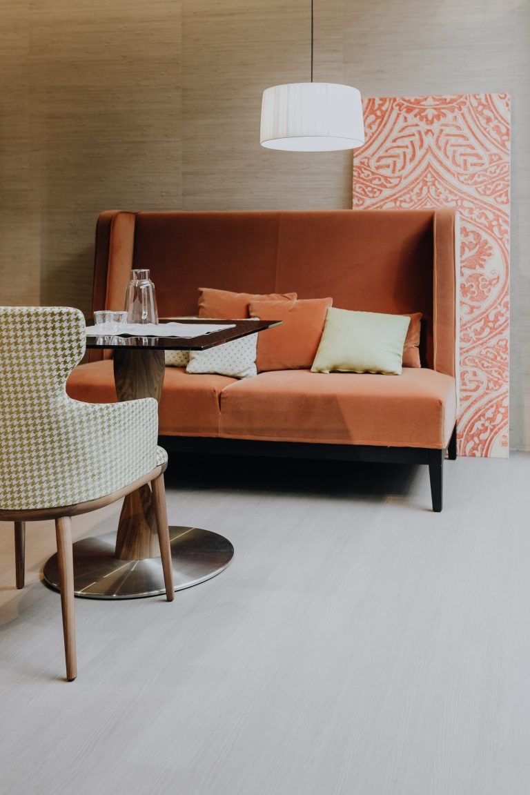 Salle de restaurant avec mobiliers sur mesure