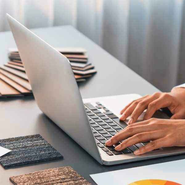 Architecte d'intérieur à la table du poste de travail en train de concevoir le plan intérieur d’un hôtel